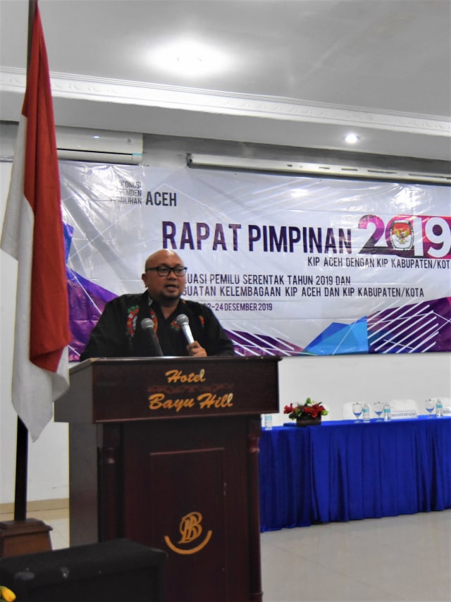 Komisioner KPU RI, Ilham Saputra saat membuka Rapim KIP Aceh. Foto: Adi Warsidi/acehkini