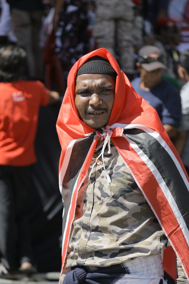 Membalut diri dengan bendera bintang bulan di acara silaturrahmi eks kombatan GAM di Makan Hasan Tiro, Senin (23/12). Foto: Abdul Hadi/acehkini