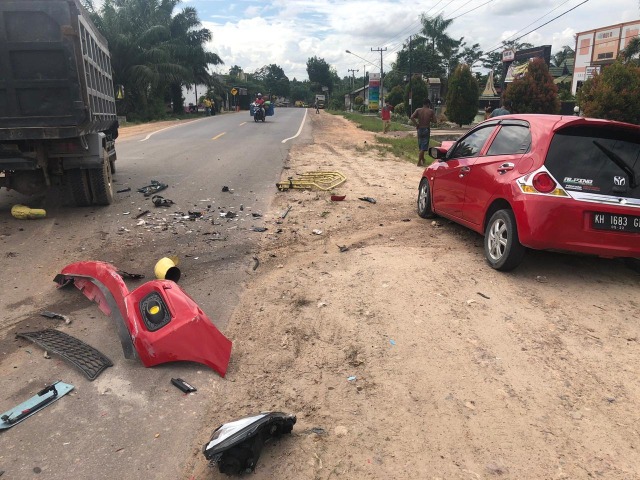 Kondisi kecelakaan antara truk dan Honda Brio di depan Kantor Desa Amin Jaya, Kecamatan Pangkalan Banteng. (Foto: Warganet)