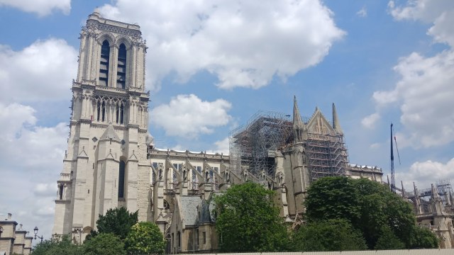 Katedral Notre Dame sedang dalam Perbaikan.  Foto: Daniel Chrisendo/kumparan 