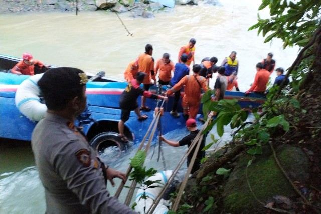 Evakuasi kecelakaan di Pagar Alam 