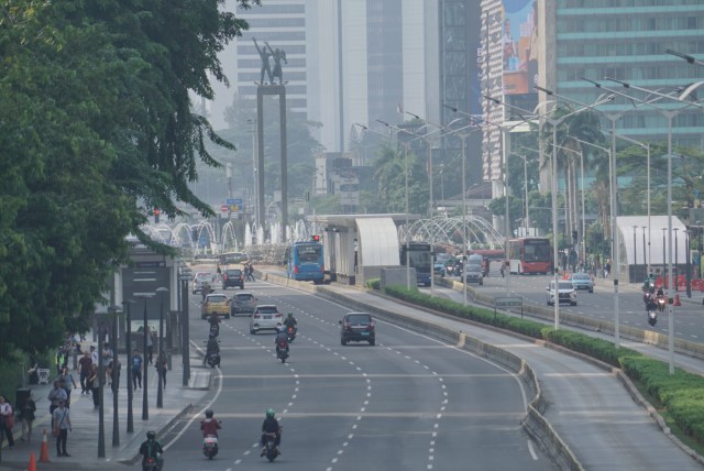 Sejumlah pengendara melintas di Jalan Sudirman-MH Thamrin, Jakarta, Selasa (24/12). Foto: Helmi Afandi Abdullah/kumparan 