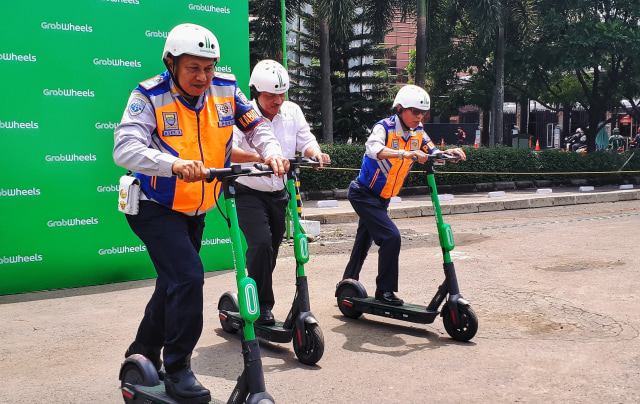 Petugas Dinas Perhubungan Kota Bandung sedang mencoba skuter listrik GrabWheels, Senin (23/12). (Foto: Assyifa/bandungkiwari}