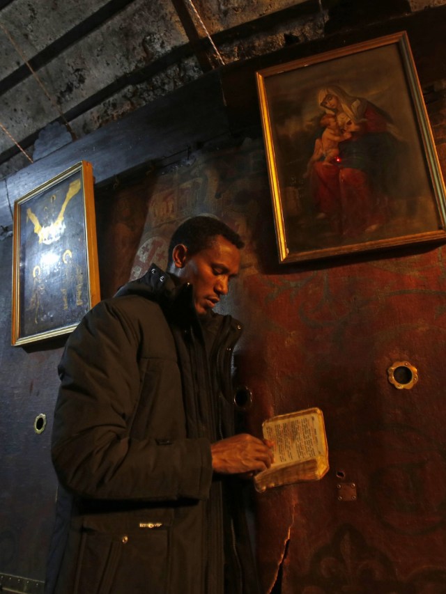 Pengunjung umat kristiani mengunjungi Gereja Kelahiran di kota Betlehem.  Foto: AFP/Musa Al SHAER