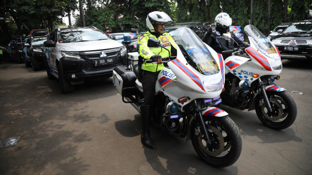 Anggota polisi lalu lintas mengawal keberangkatan komunitas Pajero Indonesia ONE (PI.ONE) di kantor kumparan.  Foto: Aditia Noviansyah/kumparan 
