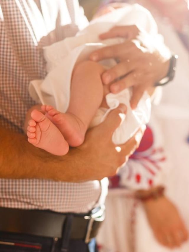 Ilustrasi Bayi dibawa beribadah ke gereja saat Natal. Foto: Shutter Stock