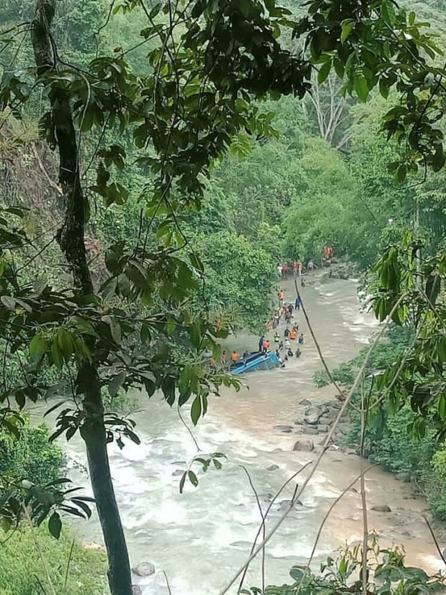 Petugas gabungan melakukan evakuasi korban kecelakaan Bus di Liku Lematang, Dempo Selatan, Pagaralam, Sumatera Selatan, Selasa (24/12). Foto: ANTARA FOTO/Handout/Dok Basarnas Palembang