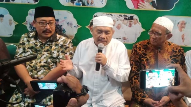 Wakil rais Syuriah KH Nuruddin A Rahman (tengah) dan KH Matin Jauhari (kanan) di PWNU Jatim, surabaya, Selasa (24/12).  Foto: Yuan Fatwaaloh/kumparan