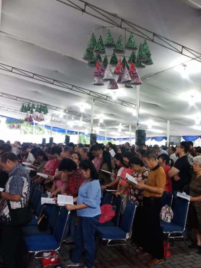 Jemaah mulai padati Gereja Katolik Katedral Jakarta hadiri misa pertama malam Natal, Selasa (24/12). Foto: Apriliandika Pratama/kumparan