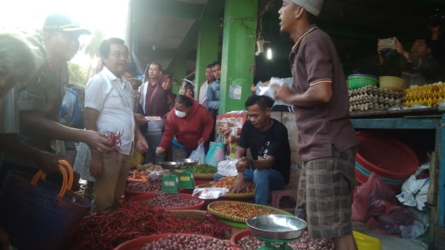 Wakil Gubernur Bangka Belitung, Abdul Fatah bersama Wakapolda Babel meninjau sejumlah pasar jelang Natal dan Tahun Baru 2020.
