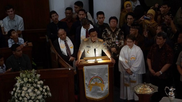 Gubernur DKI Jakarta Anies Baswedan saat menghadiri misa Natal GPIB Imanuel, Jakarta, Selasa (24/12). Foto: Jamal Ramadhan/kumparan