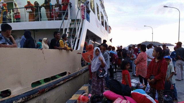 Suasana penumpang asal Tarakan, Kalimantan Utara, tiba di Pelabuhan Dede Tolitoli, Sulteng, Selasa (24/12) petang, dengan menggunakan Kapal Motor (KM) Sabuk Nusantara 116. Foto: Moh. Sabran/PaluPoso