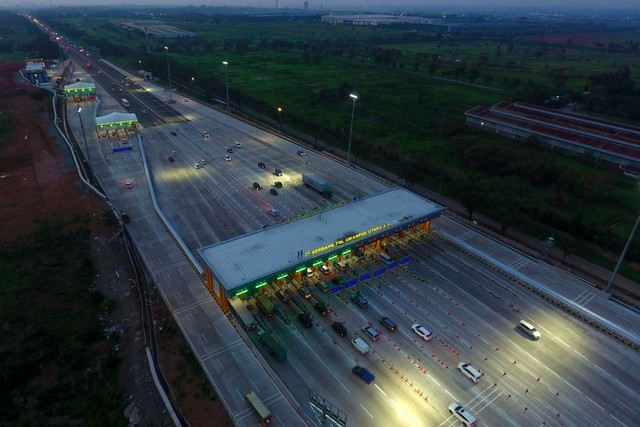 Foto udara sejumlah kendaraan bermotor melintas di Gerbang Tol (GT) Cikampek Utama, Karawang, Jawa Barat, Selasa (24/12). Foto: ANTARA FOTO/Aditya Pradana Putra