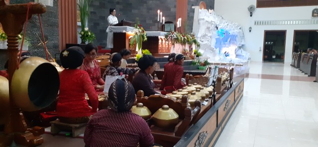 Penabuh gamelan di Gereja Katolik Santo Petrus Kanisius Wonosari, Desa Baleharjo, Kecamatan Wonosari Gunungkidul, yang mengirisi misa dalam Bahasa Jawa, Selasa (24/12/2019). Foto: erl