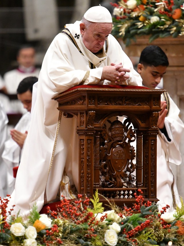 Paus Francis memimpin misa Malam Natal di Basilika Santo Petrus, Vatikan.  Foto: AFP/Alberto PIZZOLI