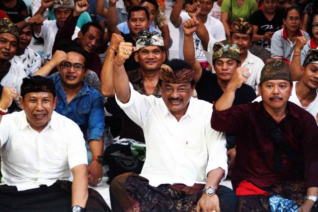I Gusti Ngurah Gede (tengah) saat Simakrama dengan warga di Denpasar (IST)