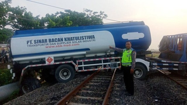 Truk yang menghalangi jalur utara kereta api, tepatnya jalur Surabaya Pasarturi-Bojonegoro.  Foto: ANTARA/HO-PT KAI Daop 8 Surabaya