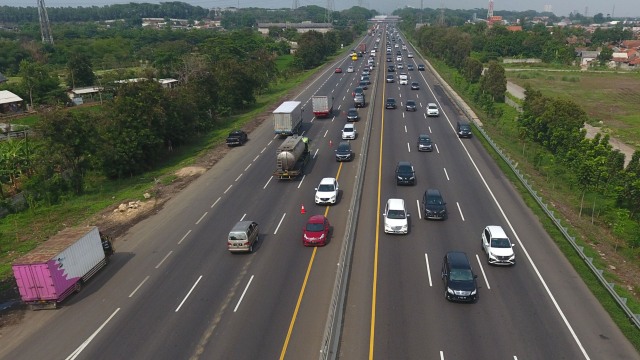  sejumlah kendaraan bermotor melintas di jalur 'contraflow' Tol Jakarta-Cikampek KM 51, Karawang Timur, Karawang, Jawa Barat.  Foto: ANTARA FOTO/Aditya Pradana Putra