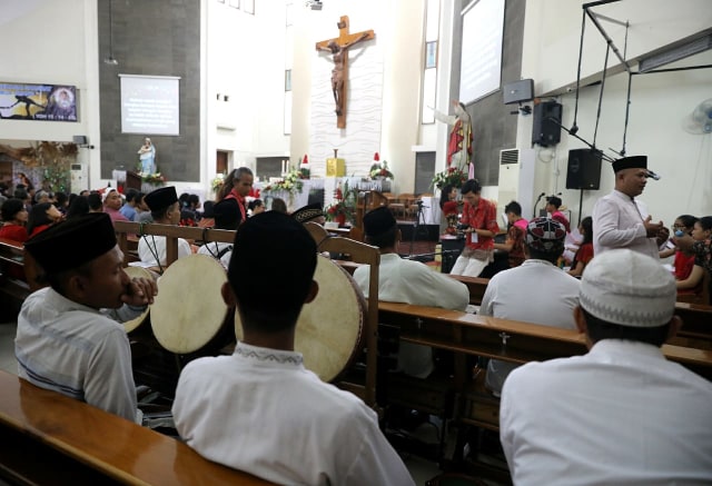 Ada yang menarik dengan perayaan Natal di Gereja Mater Dei Rebana Santri Iringi Perayaan Natal di Gereja Mater Dei Semarang