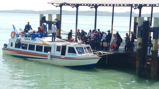 ﻿﻿Penumpang saat menaiki kapal di pelabuhan Karimun. Foto : Khairul S/kepripedia.com