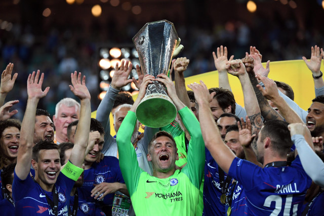 Robert Green (tengah) saat berselebrasi dengan trofi Liga Europa bersama Chelsea. Foto: Kirill KUDRYAVTSEV / AFP