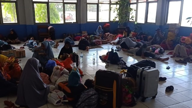 Para penumpang yang kehabisan tiket terpaksa beristirahat di ruang tunggu pelabuhan. Foto: Lukman Budianto/kendarinesia.