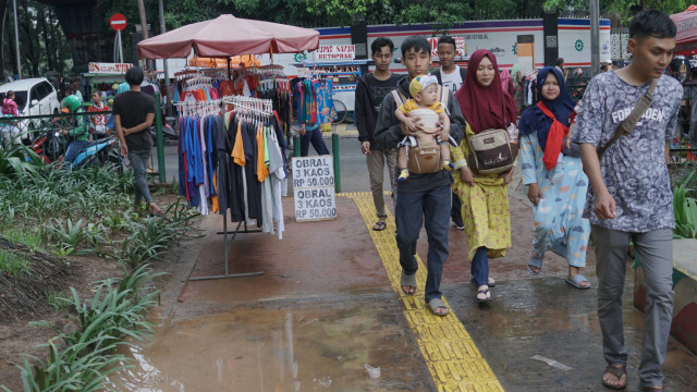 Suasana pedagang kaki lima di kawasan Monas, Jakarta Pusat (25/12). Foto: Helmi Afandi Abdullah/kumparan