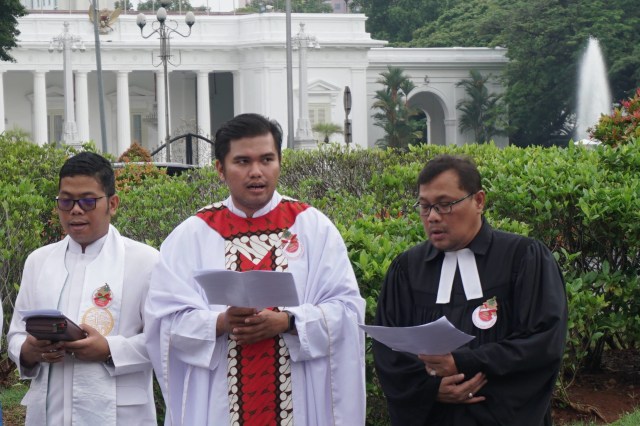 Pendeta dari Jemaat GKI Yasmin Bogor dan HKBP Filadelfia Bekasi menggelar solidaritas ibadah Natal di seberang Istana Presiden, Jakarta, Rabu (25/12). Foto: Jamal Ramadhan/kumparan