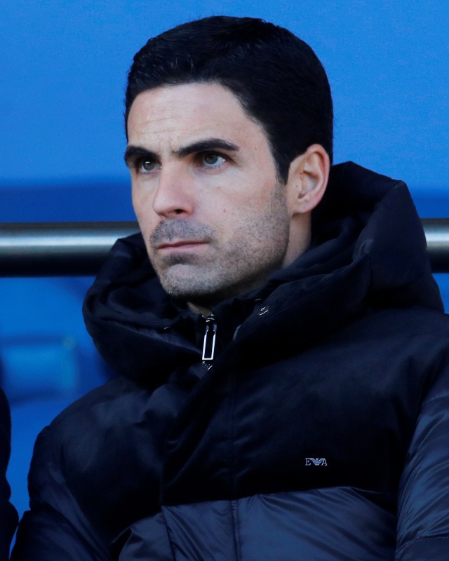 Arteta saat menyaksikan laga Everton vs Arsenal. Foto: REUTERS/Phil Noble