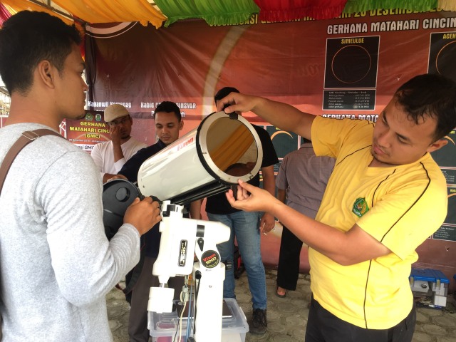 Persiapan melihat gerhana matahari cincin di Pulau Simeulue, Aceh. Foto: Foto: Zuhri Noviandi/kumparan