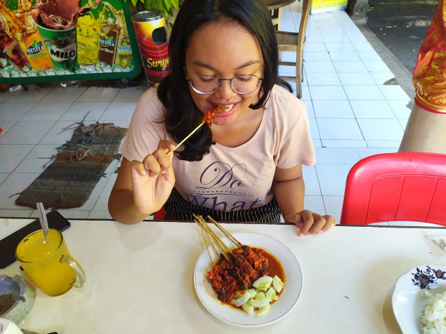 Liburan ke Bali Harus Coba Sate Plecing Babi Mak Lukluk