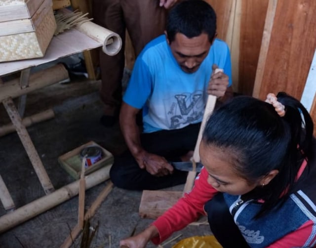 Penyandang Disabilitas di Gowa Hasilkan Kerajinan  Bambu  