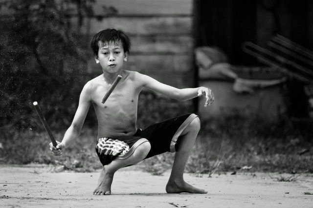 Permainan tradisional benthik. Foto: Kumparan.