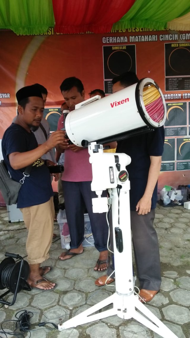 Persiapan pemantauan gerhana matahari di Simeulue, Aceh. Foto: Husaini Ende/acehkini