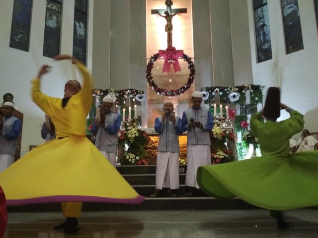 ﻿﻿Para penari Sufi melakukan pertunjukan untuk memeriahkan misa Natal di Gereja Santo Vincentius, Kota Malang, Rabu (25/12/2019).(Foto: Rizal Adhi/Tugumalang.id)