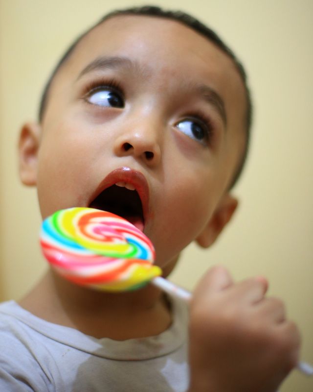 Ilustrasi anak makan gula-gula. Foto: Aditia Noviansyah/kumparan