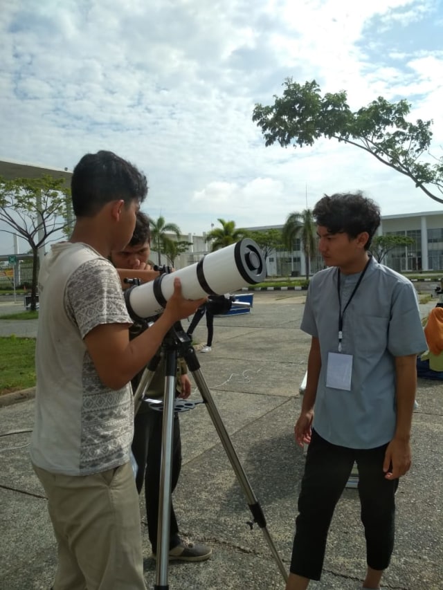 Persiapan pengamatan fenomena gerhana matahari di lingkungan kampus Itera Lampung, Kamis (26/12) | Foto : Humas Itera