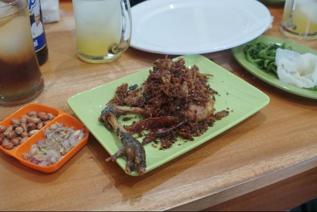 Ayam betutu yang juga menjadi kuliner khas Banyuwangi