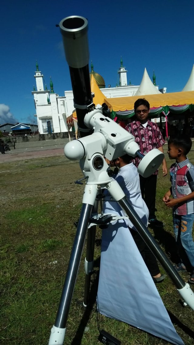 Memantau Gerhana Matahari Cincin di Simeulue. Foto: Husaini Ende/acehkini