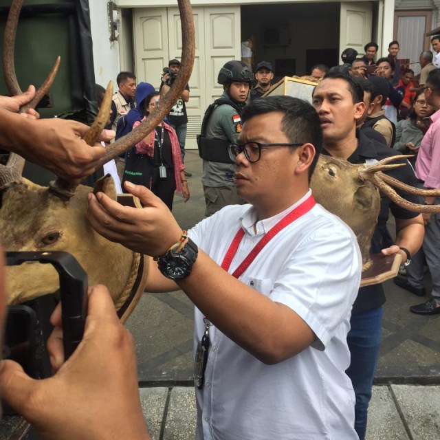 Polres Jaksel geledah rumah Abdul Malik di Pejaten, Jakarta Selatan. Foto: Raga Imam/kumparan