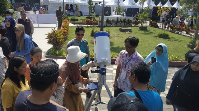 Masyarakat Tanjungpinang antusias menyaksikan GMC di Laman Bonda. Foto : Ismail/kepripedia.com