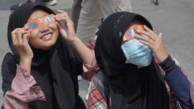 Fenomena Lubang Jarum saat Gerhana Matahari Cincin di Planetarium (221992)