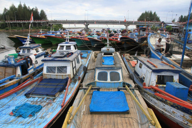 Puluhan kapal nelayan ditambatkan di Pelabuhan Kuala Bubon, Kecamatan Samatiga, Aceh Barat, Aceh, Rabu (25/12/2019). Foto: ANTARA FOTO/Syifa Yulinnas