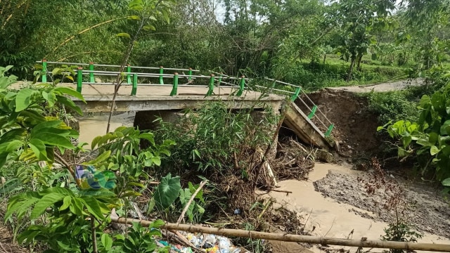 Jembatan penghubung di Desa Nglampin Kecamatan Ngambon, yang abruk atau putus. Rabu (25/12/2019)