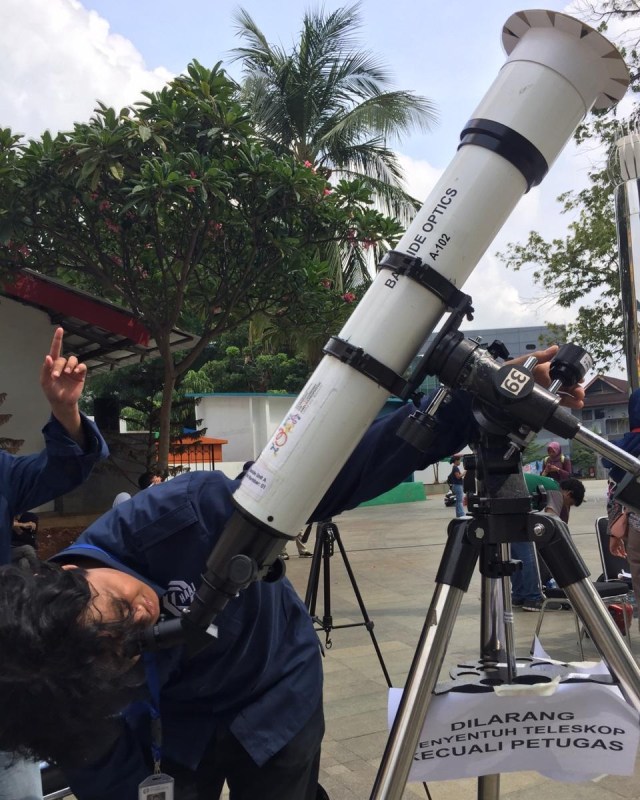 Planetarium sediakan teleskop Barride Optics BN-900EQ IV-S Unit A yang bisa dipakai untuk pantau Gerhana Matahari Cincin. Foto: Selli Nisrina Faradila/kumparan