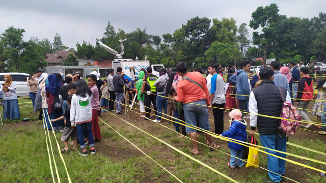 Warga Bandung Antusias Amati Gerhana, Takbir Bersahutan dari Masjid (137770)