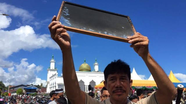 Salat Khusuf Iringi Fenomena Gerhana Matahari Cincin di Aceh (117967)