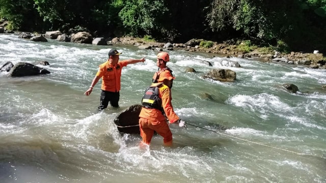 Tim SAR menyusuri aliran Sungai Lematang mencari korban Bus Sriwijaya. (foto: Dok. SAR)