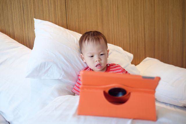 Ilustrasi bayi main gadget.  Foto: Shutterstock