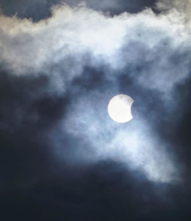 Penampakan gerhana matahari di Denpasar saat cuaca mendung (KR14)